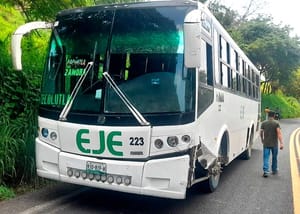 ¡POLICÍA PIERDE LA VIDA EN CARRETERAZO! - QUEDÓ PRENSADO DESPUÉS DE CHOCAR DE FRENTE CON UN AUTOBÚS