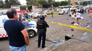 ¡TERROR EN XALAPA! - TRÁILER SIN FRENOS CHOCA UN VEHÍCULO Y ARROLLA A DOS HOMBRES MURIÉNDO UNO DE ELLOS