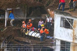 ¡MUEREN SEPULTADOS BAJO TONELADAS DE TIERRA! - *Vecinos de la colonia 9 de Abril en Xalapa culpan de ésta tragedia al CMAS por una fuga de agua en la parte alta del cerro que se han negado a reparar