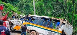 ¡RECUPERAN AUTOBÚS QUE CAYÓ A BARRANCO EN COSCOMATEPEC! - *Carretera federal 143 Fortín-Huatusco