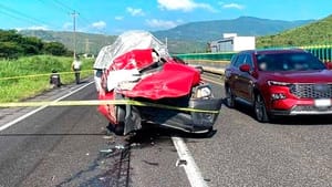 ¡CONDUCTOR PIERDE LA VIDA PRENSADO EN LA AUTOPISTA!