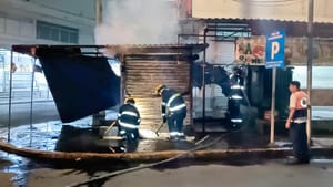 ¡SE INCENDIÓ LOCAL DE REPARACIÓN DE CELULARES! - MERCADO HIDALGO