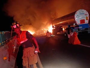 ¡INFIERNO EN LA AUTOPISTA! - *UN CHOFER CARBONIZADO DEJA CHOQUE DE FRENTE DE DOS TRÁILERES *ISLA-ACAYUCAN