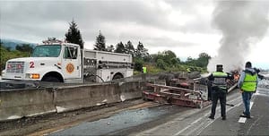 ¡ARDE TRÁILER EN LA AUTOPISTA! - *La pesada unida quedó reducida a chatarra *Autopista Xalapa-Perote