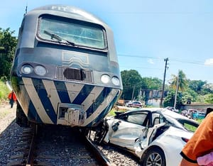 ¡AUTO ARROLLADO POR TREN INTEROCEÁNICO!