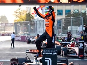 ¡GOLPEA SAINZ A CHECO EN PENÚLTIMA VUELTA!