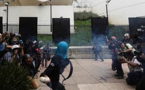 ¡ESTUDIANTES DE AYOTZINAPA LANZAN PETARDOS AL SENADO!