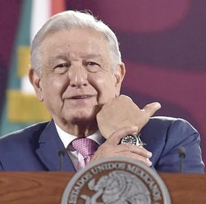 ¡AMLO RIFARÁ A LOS REPORTEROS DE LA MAÑANERA UN RELOJ QUE “NO ES TAN BUENO...”!