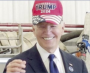 ¡BIDEN SE PONE GORRA DE TRUMP EN EVENTO; LA CASA BLANCA EXPLICA POR QUÉ LO HIZO!