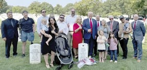 ¡HARRIS REPROCHA A TRUMP POR TOMARSE FOTOS EN UNA ZONA PROHIBIDA DEL CEMENTERIO DE ARLINGTON!