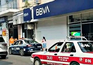 ¡PISTOLEROS SE APUNTAN ASALTO DE 300 MIL PESOS! - INTERCEPTARON A SU VICTIMA CUANDO SALÍA DEL BANCO