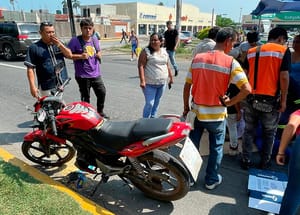 ¡MADRE E HIJA HERIDAS EN MOTOCICLETAZO! - MOTORIZADO LAS EMBISTIÓ CUANDO CRUZABAN LA CARRETERA  FEDERAL VERACRUZ-XALAPA