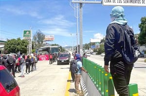 ¡NORMALISTAS DE AYOTZINAPA TOMAN AUTOBUSES EN LA AUTOPISTA DEL SOL! - *QUE AMLO NO CUMPLIÓ