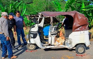 ¡ENCONTRONAZO ENTRE MOTOTORTILLERO Y UN CAMIONETÓN! - *TLAPACOYAN