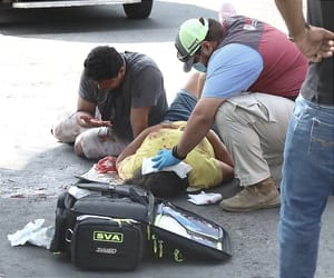 ¡PAREJA DERRAPA POR ESQUIVAR PEDAZO DE METAL! - AVENIDA IGNACIO ALLENDE NORTE