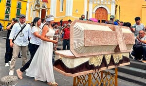 ¡TRABAJADORES DEL PODER JUDICIAL PASEAN ATAÚD! - “Sabemos que no será una lucha fácil pero imposible no es”