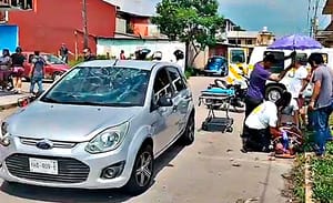 ¡VUELA MOTOCICLISTA Y SE ESTRELLA CONTRA PARABRISAS!