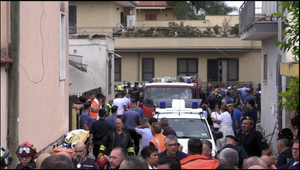 ¡EL DERRUMBE DE UN EDIFICIO MATA A DOS NIÑOS EN NÁPOLES!