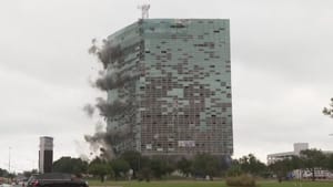 ¡FUE DEMOLIDO EDIFICIO ÍCONO DE 22 NIVELES EN LUISIANA DAÑADO POR LOS HURACANES!