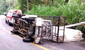 ¡VOLCÓ CAMIONETA TUBOS DE PVC EN LA ZONA DE COSCOMATEPEC!