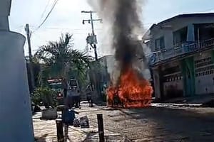 ¡SE CHAMUSCÓ VEHÍCULO EN LA COLONIA PETROLERA DE MINATITLÁN!