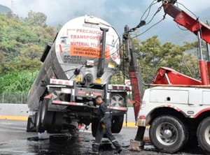 ¡EVACÚAN JARDÍN DE NIÑOS POR DERRAME EN LA AUTOPISTA!