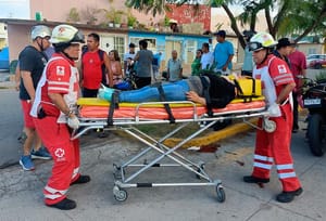 ¡MAMÁ Y SU MENOR HIJO VOLCARON EN SU MOTO EN LOS VOLCANES!