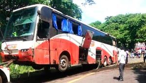 ¡CAMIONAZO: 10 HERIDOS! - CHOFER SE QUEDO DORMIDO Y EL AUTOBÚS TERMINA VOLCADO