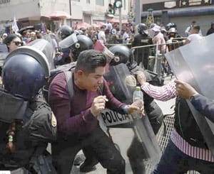 ¡TRABAJADORES DEL PODER JUDICIAL SE MANIFIESTAN EN PALACIO NACIONAL!