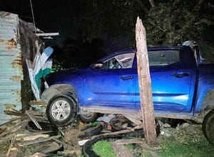 ¡CAMIONETA DESTROZÓ LA CASITA DE DOÑA JUANITA!