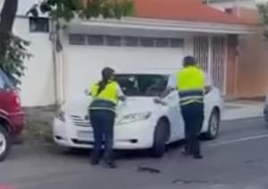 ¡NO QUERÍA LA INFRACCIÓN! - *AGREDE A AGENTES DE TRÁNSITO!