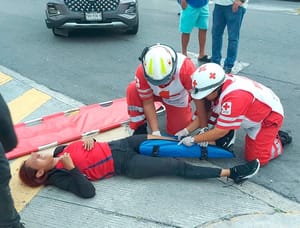 ¡JOVEN MOTORIZADA SE DA UN TRANCAZO CONTRA CAMIONETA!