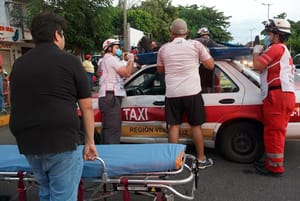 ¡JINETE ATERRIZA EN EL TOLDO DEL TAXI!