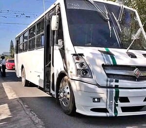 ¡CAMIÓN DE PASAJE ARRASTRA DIEZ METROS A COMERCIANTE!