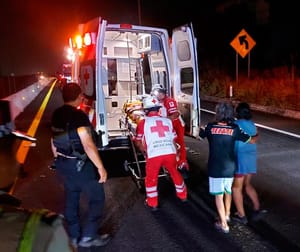 ¡SE DEBATE ENTRE LA VIDA Y LA MUERTE! - Tramo de Cardel hacia Veracruz, a la altura de Colinas de Santa Fe