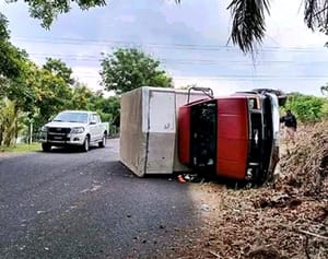 ¡SE VOLTEA CAMIONETA POR FALLA MECÁNICA!