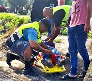 ¡SALE VOLANDO DEL “CABALLO DE ACERO” IMPACTADO POR CAMIONETA REPARTIDORA!