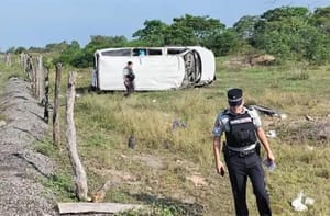 ¡SEIS HERIDOS EN VOLCADURA DE CAMIONETA URVAN EXPRESS!