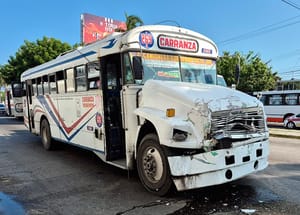 ¡COLISIONAN DOS CAMIONES URBANOS FRENTE A PLAZA CRISTAL!