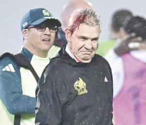 ¡DESCALABRADO! - *Javier Aguirre es agredido en el estadio de Honduras