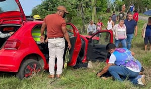 ¡MUERE MAESTRA EN CARRETERAZO! - POR UN BACHE AUTOMÓVIL CON MAESTROS CHOCÓ DE FRENTE CONTRA CAMIONETA