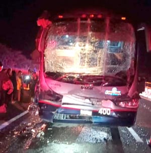 ¡TRABAJADORES DEL BIENESTAR HERIDOS EN ENCONTRONAZO! - SALIERON DE XALAPA EN UN AUTOBÚS Y CHOCARON CONTRA UN TRAILER