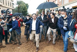 ¡GRITAN Y LANZAN BARRO A LOS  REYES DE ESPAÑA! - Y AL PRESIDENTE SÁNCHEZ QUE MEJOR CORRIÓ