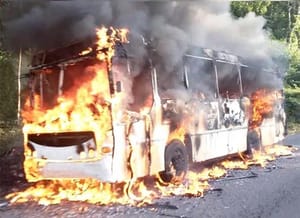 ¡SE SALVAN 20 PASAJEROS AL ARDER AUTOBÚS EN ATOYAC! - *CERRO EL CHIQUIHUITE!