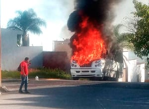 ¡FUEGO ARRASA CON AUTOBÚS EN XALAPA!