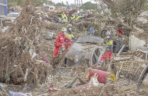 ¡LLUVIAS EN BARCELONA PARALIZAN TRENES, MIENTRAS LOS SOLDADOS BUSCAN VÍCTIMAS DE CRECIDAS EN VALENCIA!