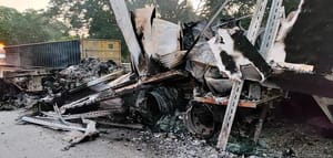 ¡ARDE TRÁILER EN LA AUTOPISTA!