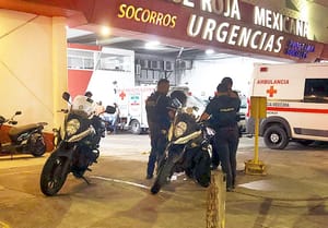 ¡CONDUCTORA BALEADA POR ASALTANTES LLEGÓ MANEJANDO A LA CRUZ ROJA!