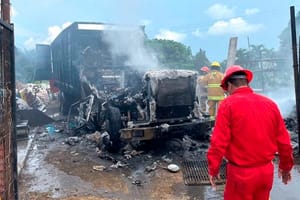 ¡INCENDIO DEJA EN CENIZAS UN TORTON EN CHATARRERA!