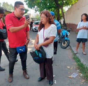 ¡MUJER EN MOTO ARROLLÓ A DOS AMAS DE CASA Y UN ESTUDIANTE!